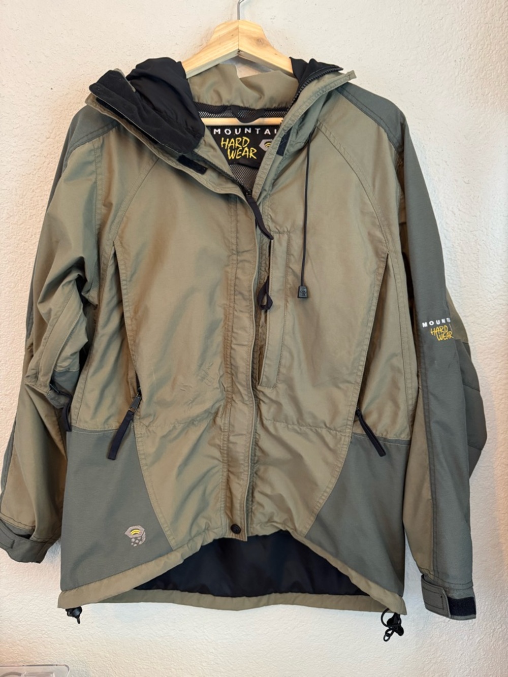 Women’s Medium Mountain Hardwear Olive Black Hooded Outdoor Rain Jacket Shell